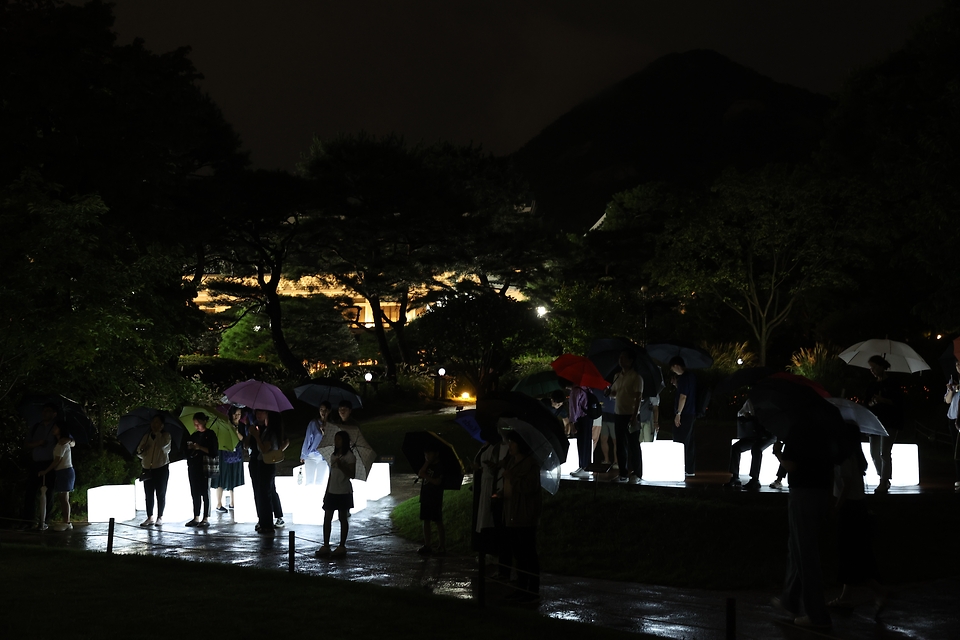 13일 오후 서울 종로구 청와대에서 열린 ‘청와대 밤의 산책’을 찾은 관람객들이 공연을 보고 있다. 관람객들은 정문으로 입장해 대정원과 본관을 지나 소정원에서 공연을 감상할 수 있다. 청와대의 가을밤 정취를 감상할 수 있는 청와대 밤의 산책 행사는 오는 21일까지 진행된다.