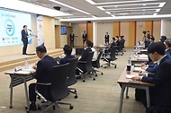 14일 서울 중구 우리은행 본점에서 ‘라이징 리더스 300’ 1기 인증패 수여식이 진행되고 있다.