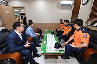 남화영 소방청장이 14일 전주 완산구 전주남부시장 상인회 사무실에서 상인회장에게 화재예방과 관련해 당부하고 있다.