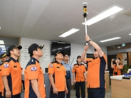 남화영 소방청장이 14일 전주 완산구 전주남부시장 상인회 사무실에서 IOT무선감지기 점검을 지켜보고 있다.