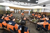 남화영 소방청장이 14일 전북 전주시 전주완산소방서에서 현장대원들과 소통의 시간을 갖고 있다.
