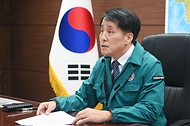 장영진 산업통상자원부 1차관이 14일 서울 중구 대한상공회의소 회의실에서 화상으로 ‘철도노조 총 파업에 따른 업계 긴급 점검 화상회의’에서 발언하고 있다.