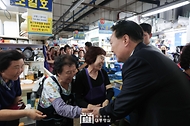 윤석열 대통령이 14일 부산 수영구 민락어민활어직판장을 방문해 상인들을 격려하고 있다.