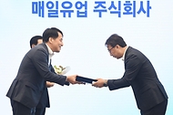 장영진 산업통상자원부 1차관이 14일 서울 중구 우리은행 본점에서 열린 ‘라이징 리더스 300’ 1기 인증패 수여식에서 매일유업에 인증패 수여 하고 있다.