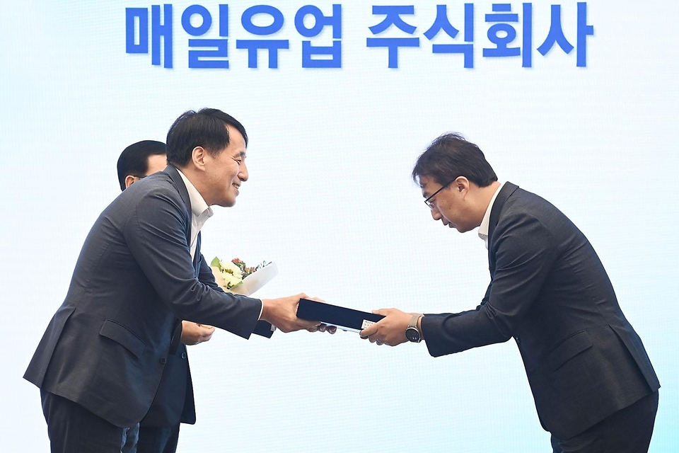 장영진 산업통상자원부 1차관이 14일 서울 중구 우리은행 본점에서 열린 ‘라이징 리더스 300’ 1기 인증패 수여식에서 매일유업에 인증패 수여 하고 있다.