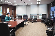 장영진 산업통상자원부 1차관이 14일 서울 중구 대한상공회의소 회의실에서 ‘철도노조 총 파업에 따른 업계 긴급 점검 화상회의’를 주재하고 있다.