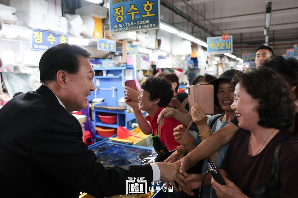 윤석열 대통령이 14일 부산 수영구 민락어민활어직판장을 방문해 상인들과 인사하고 있다.