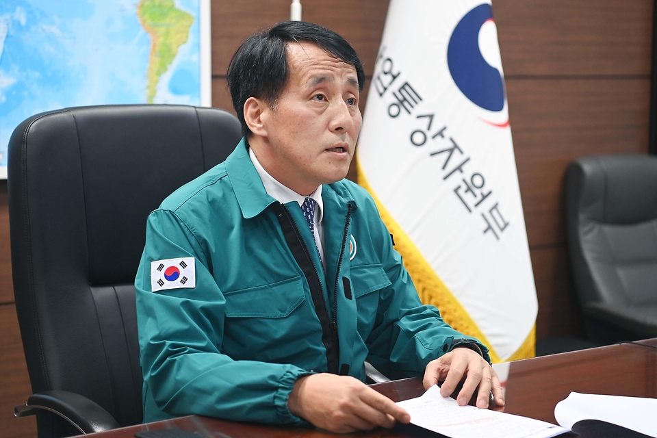 장영진 산업통상자원부 1차관이 14일 서울 중구 대한상공회의소 회의실에서 화상으로 ‘철도노조 총 파업에 따른 업계 긴급 점검 화상회의’에서 발언하고 있다.