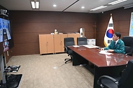 장영진 산업통상자원부 1차관이 14일 서울 중구 대한상공회의소 회의실에서 화상으로 ‘철도노조 총 파업에 따른 업계 긴급 점검 화상회의’에 참석하고 있다.