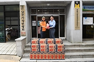 남화영 소방청장이 14일 전주 완산구 전주남부시장을 방문, 추석 명절 화재 예방을 위해 전주남부시장 상인회장에게 소화기를 전달 후 기념 촬영하고 있다. 