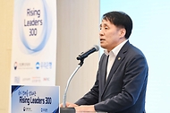 장영진 산업통상자원부 1차관이 14일 서울 중구 우리은행 본점에서 열린 ‘라이징 리더스 300’ 1기 인증패 수여식에서 발언하고 있다.