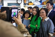 김건희 여사가 14일 부산 수영구 민락어민활어직판장을 방문해 시민들과 기념촬영을 하고 있다.