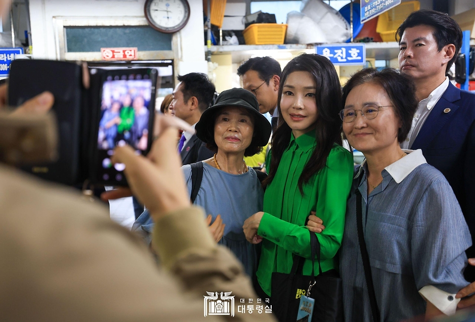 김건희 여사가 14일 부산 수영구 민락어민활어직판장을 방문해 시민들과 기념촬영을 하고 있다.