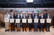 한화진 환경부 장관이 15일 서울 중구 신세계면세점 명동점에서 면세점 업계와 ‘일회용품 및 유통완충재 사용 줄이기 자발적 협약’을 체결한 뒤 기념촬영을 하고 있다.