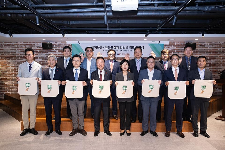 한화진 환경부 장관이 15일 서울 중구 신세계면세점 명동점에서 면세점 업계와 ‘일회용품 및 유통완충재 사용 줄이기 자발적 협약’을 체결한 뒤 기념촬영을 하고 있다.