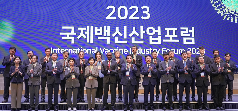 지영미 질병관리청장이 14일 경북 안동시 안동국제컨벤션센터에서 열린 ‘2023 국제백신산업포럼’에서 참석자들과 기념촬영을 하고 있다.