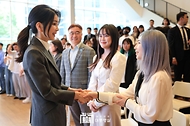 김건희 여사가 15일 서울 중구 커뮤니티하우스 마실에서 열린 ‘괜찮아, 걱정마’ 마음건강을 위한 대화에서 참석자들을 격려하고 있다.