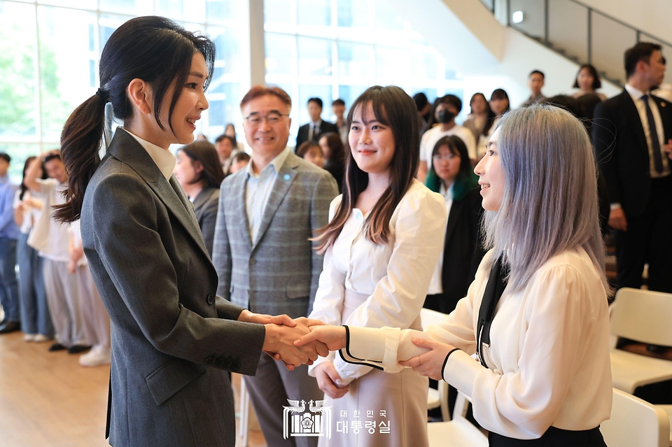 김건희 여사가 15일 서울 중구 커뮤니티하우스 마실에서 열린 ‘괜찮아, 걱정마’ 마음건강을 위한 대화에서 참석자들을 격려하고 있다.