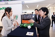 한화진 환경부 장관이 15일 서울 중구 신세계면세점 명동점에서 매장을 방문해 관계자로부터 포장 개선 방식과 포장과정에 대한 설명을 듣고 있다.