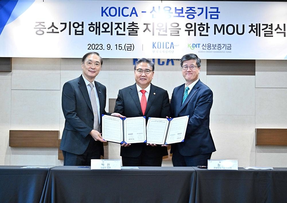 박진 외교부 장관이 15일 경기 성남 한국국제협력단 본부 개발협력역사관에서 열린 ‘유망기업 글로벌 스케일업 지원을 위한 업무협약(MOU) 체결식’에서 기념촬영을 하고 있다. (왼쪽부터) 장원삼 코이카 이사장, 박진 외교부 장관, 최원목 신용보증기금 이사장.