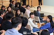 김건희 여사가 15일 서울 중구 커뮤니티하우스 마실에서 열린 ‘괜찮아, 걱정마’ 마음건강을 위한 대화에서 참석자들의 발언을 경청하고 있다.