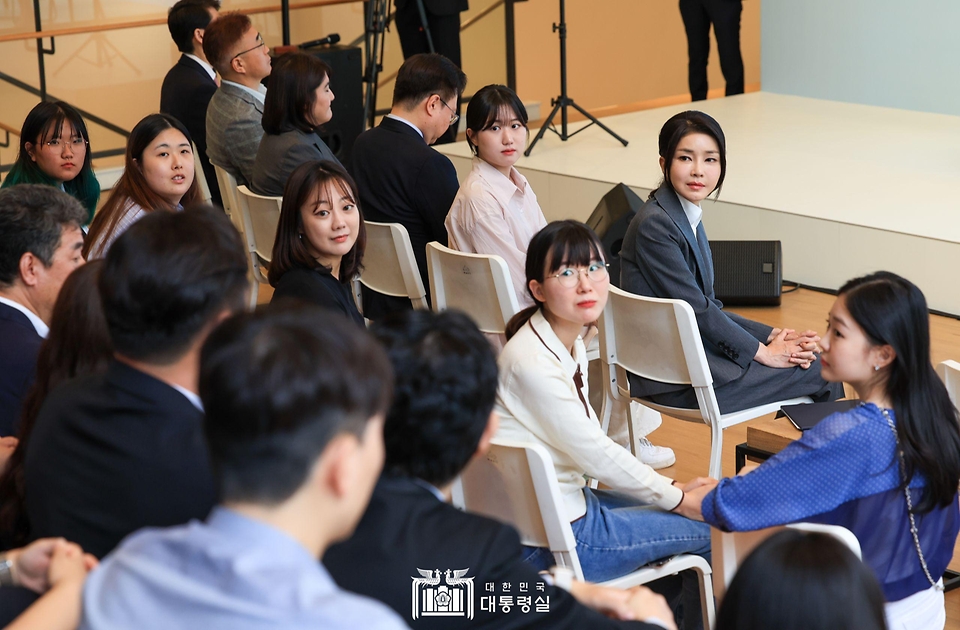 김건희 여사가 15일 서울 중구 커뮤니티하우스 마실에서 열린 ‘괜찮아, 걱정마’ 마음건강을 위한 대화에서 참석자들의 발언을 경청하고 있다.