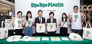 한화진 환경부 장관이 15일 서울 중구 신세계면세점 명동점에서 면세품 매장을 방문해 ‘바이바이 플라스틱 캠페인’ 부스에서 관계자들과 기념촬영을 하고 있다.