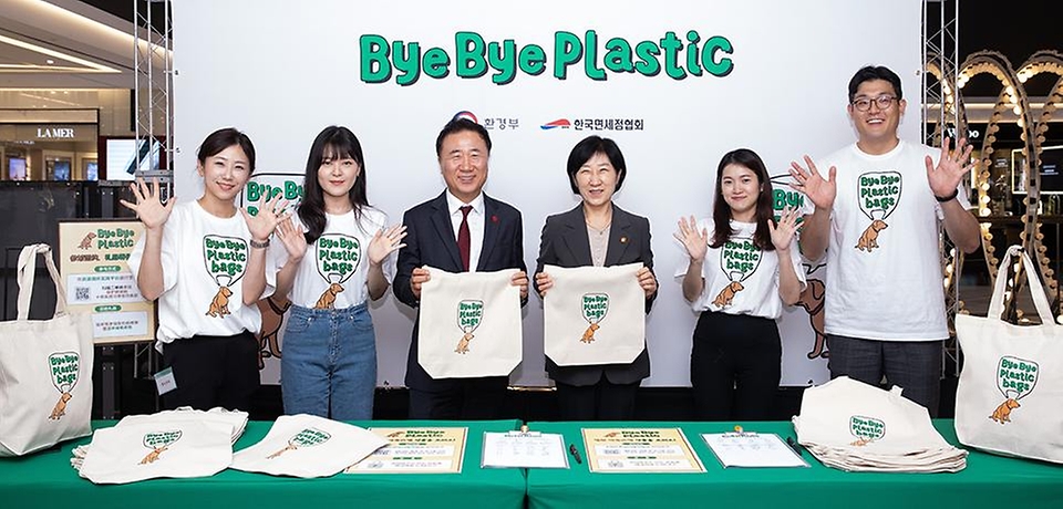한화진 환경부 장관이 15일 서울 중구 신세계면세점 명동점에서 면세품 매장을 방문해 ‘바이바이 플라스틱 캠페인’ 부스에서 관계자들과 기념촬영을 하고 있다.