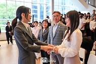 김건희 여사가 15일 서울 중구 커뮤니티하우스 마실에서 열린 ‘괜찮아, 걱정마’ 마음건강을 위한 대화에서 참석자들을 격려하고 있다.
