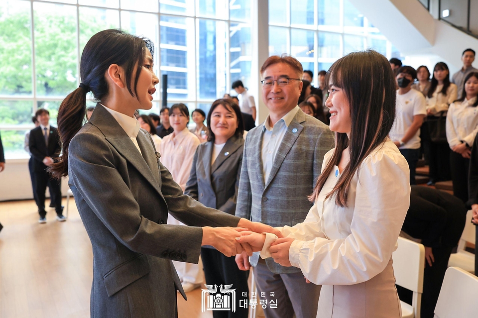김건희 여사가 15일 서울 중구 커뮤니티하우스 마실에서 열린 ‘괜찮아, 걱정마’ 마음건강을 위한 대화에서 참석자들을 격려하고 있다.