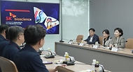 지영미 질병관리청장이 14일 경북 안동시 SK바이오사이언스를 방문해 관계자들과 대화하고 있다.