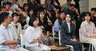김건희 여사가 15일 서울 중구 커뮤니티하우스 마실에서 열린 ‘괜찮아, 걱정마’ 마음건강을 위한 대화에서 참석자들의 발언을 경청하고 있다.