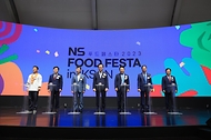 정황근 농림축산식품부 장관이 15일 전북 익산시 하림 퍼스트키친에서 열린 ‘NS 푸드페스타’ 개막식에 참석하고 있다.
