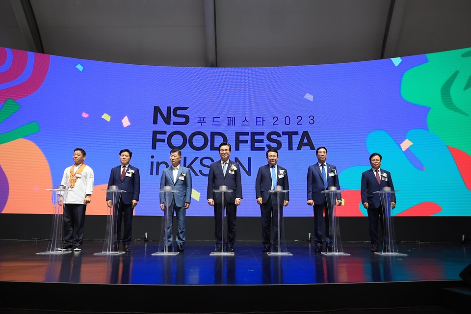 정황근 농림축산식품부 장관이 15일 전북 익산시 하림 퍼스트키친에서 열린 ‘NS 푸드페스타’ 개막식에 참석하고 있다.