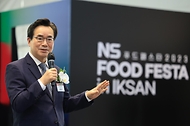 정황근 농림축산식품부 장관이 15일 전북 익산시 하림 퍼스트키친에서 열린 ‘NS 푸드페스타’ 개막식에서 발언하고 있다.