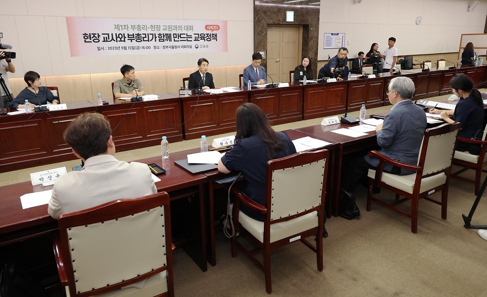 이주호 부총리 겸 교육부장관이 15일 현장 교원들과 함께 실효성 있는 유·초·중등 교육정책 수립을 위해 서울 종로구 정부서울청사에서 열린 ‘제1차 부총리-현장 교원과의 대화’에 참석하고 있다.