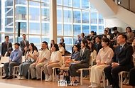 김건희 여사가 15일 서울 중구 커뮤니티하우스 마실에서 열린 ‘괜찮아, 걱정마’ 마음건강을 위한 대화에서 참석자들의 발언을 경청하고 있다.
