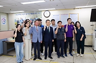 이종호 과학기술정보통신부 장관이 14일 부산 중구 부산우체국을 방문해 강도성 부산지방우정청장, 김창영 부산우체국장 및 관계자들과 기념촬영을 하고 있다.