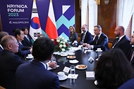 한덕수 국무총리가 14일(현지시간) 폴란드 크리니차 양자회담장에서 안제이 두다 폴란드 대통령과 면담하고 있다.