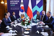 한덕수 국무총리가 14일(현지시간) 폴란드 크리니차 양자회담장에서 안제이 두다 폴란드 대통령과 면담하고 있다.