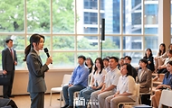 김건희 여사가 15일 서울 중구 커뮤니티하우스 마실에서 열린 ‘괜찮아, 걱정마’ 마음건강을 위한 대화에서 발언하고 있다.