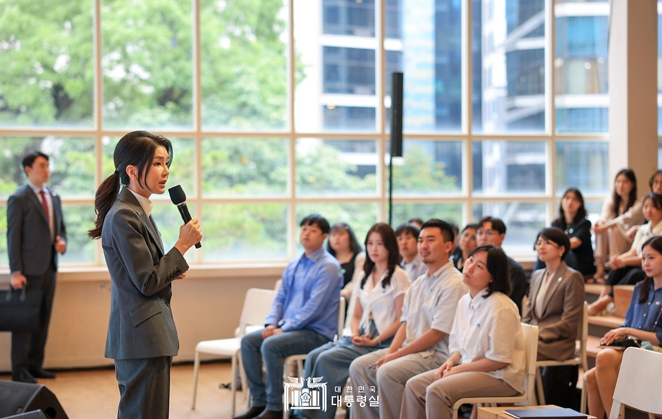 김건희 여사가 15일 서울 중구 커뮤니티하우스 마실에서 열린 ‘괜찮아, 걱정마’ 마음건강을 위한 대화에서 발언하고 있다.