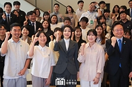 김건희 여사가 15일 서울 중구 커뮤니티하우스 마실에서 열린 ‘괜찮아, 걱정마’ 마음건강을 위한 대화에서 참석자들과 기념촬영을 하고 있다.