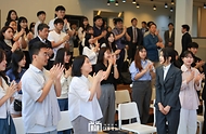 김건희 여사가 15일 서울 중구 커뮤니티하우스 마실에서 열린 ‘괜찮아, 걱정마’ 마음건강을 위한 대화에 입장하고 있다.