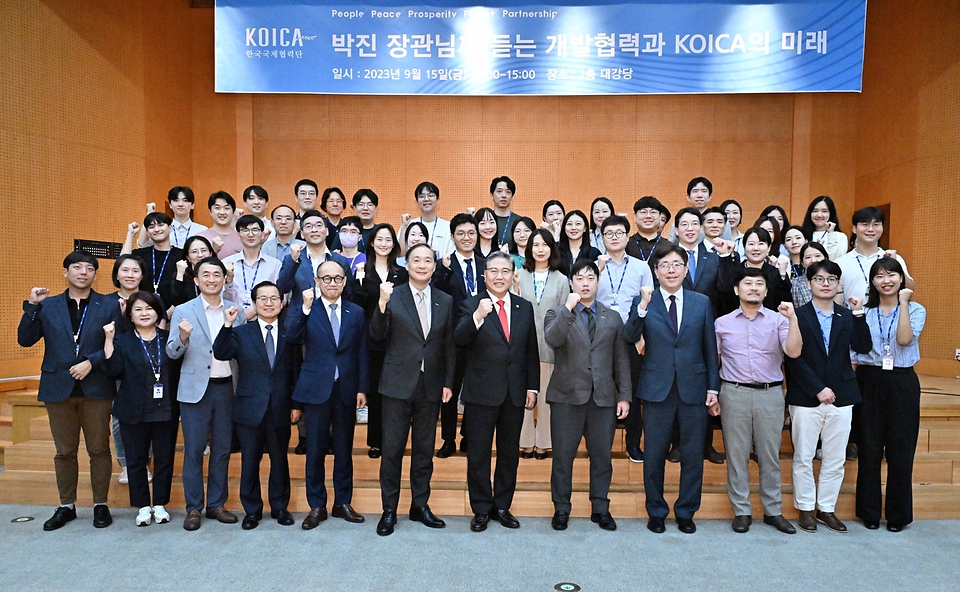 박진 외교부 장관이 15일 경기 성남 한국국제협력단에서 열린 ‘박진 장관님께 듣는 개발협력과 KOICA의 미래’에서 한국국제협력단 직원들 및 관계자들과 기념촬영을 하고 있다.
