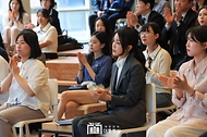 김건희 여사가 15일 서울 중구 커뮤니티하우스 마실에서 열린 ‘괜찮아, 걱정마’ 마음건강을 위한 대화에서 참석자들의 발언을 경청하고 있다.
