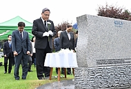 박진 외교부 장관이 15일 경기 성남 한국국제협력단을 방문해 나눔의 숲에서 헌화하고 있다.