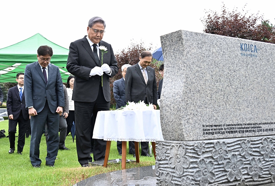 박진 외교부 장관이 15일 경기 성남 한국국제협력단을 방문해 나눔의 숲에서 헌화하고 있다.
