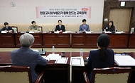 이주호 부총리 겸 교육부장관이 15일 현장 교원들과 함께 실효성 있는 유·초·중등 교육정책 수립을 위해 서울 종로구 정부서울청사에서 열린 ‘제1차 부총리-현장 교원과의 대화’에 참석하고 있다.