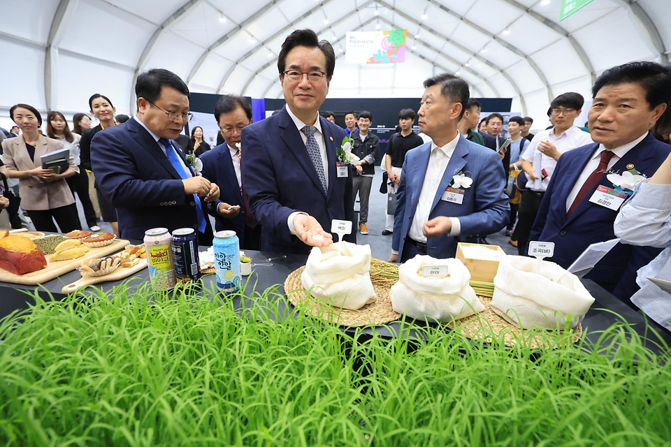 정황근 농림축산식품부 장관이 15일 전북 익산시 하림 퍼스트키친에서 열린 ‘NS 푸드페스타’에 참석해 가루쌀 제품을 살펴보고 있다.